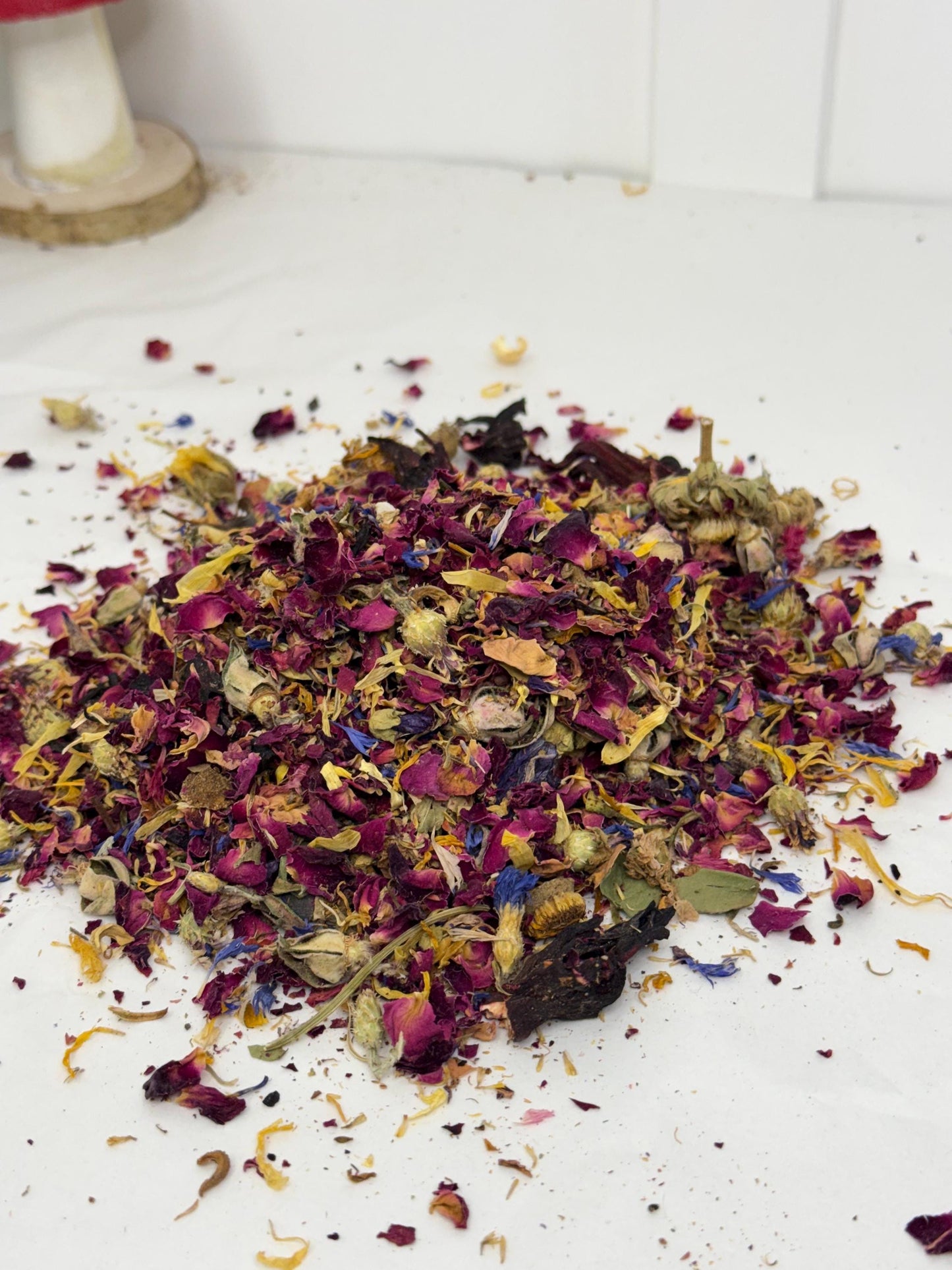 Rose Petal Mixed Forage For Small Animals